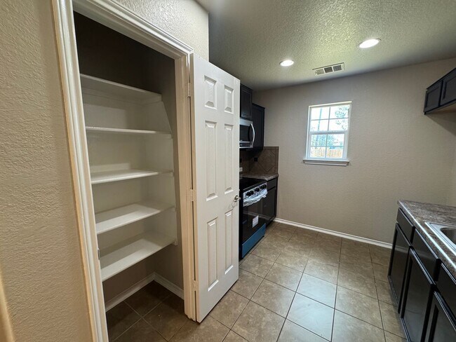 Building Photo - 4-Bedroom Home in Mission Del Lago – Historic South San Antonio