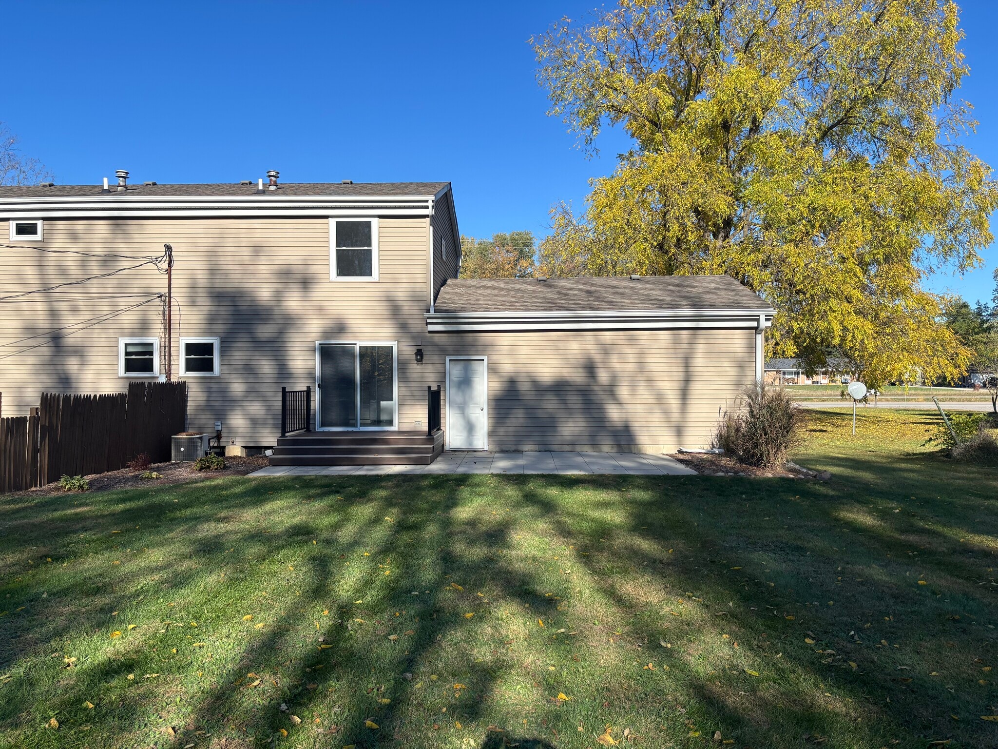 Building Photo - 895 N Cedar Rd