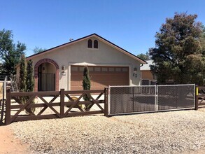 Building Photo - Cute 3 Bedroom Home w/ Covered Patio! *CUR...