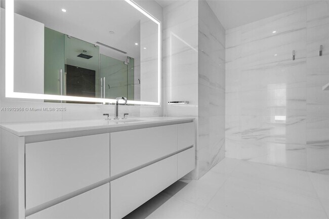 Building Photo - 300 Biscayne Blvd Way