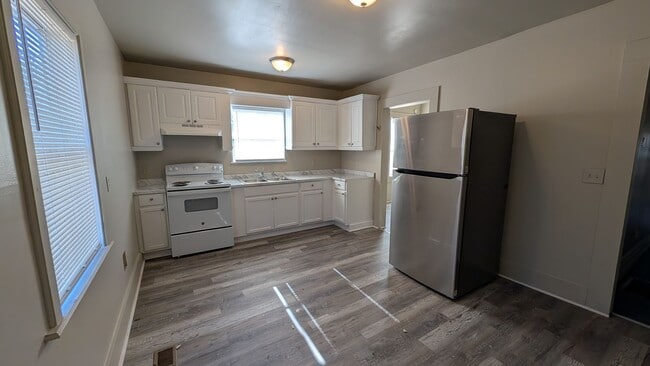 Building Photo - 3BR/1BA -- Deck, Separate Dining Room, In-Unit Laundry