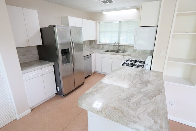 Building Photo - 5235 Beechnut St