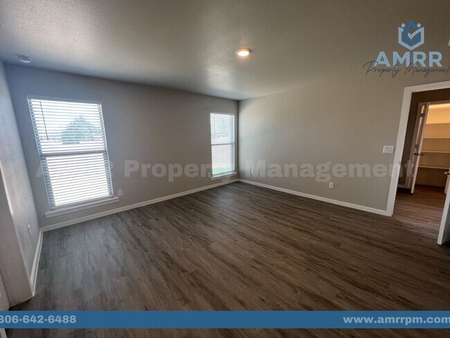 Building Photo - 2023 Kenwood Ave