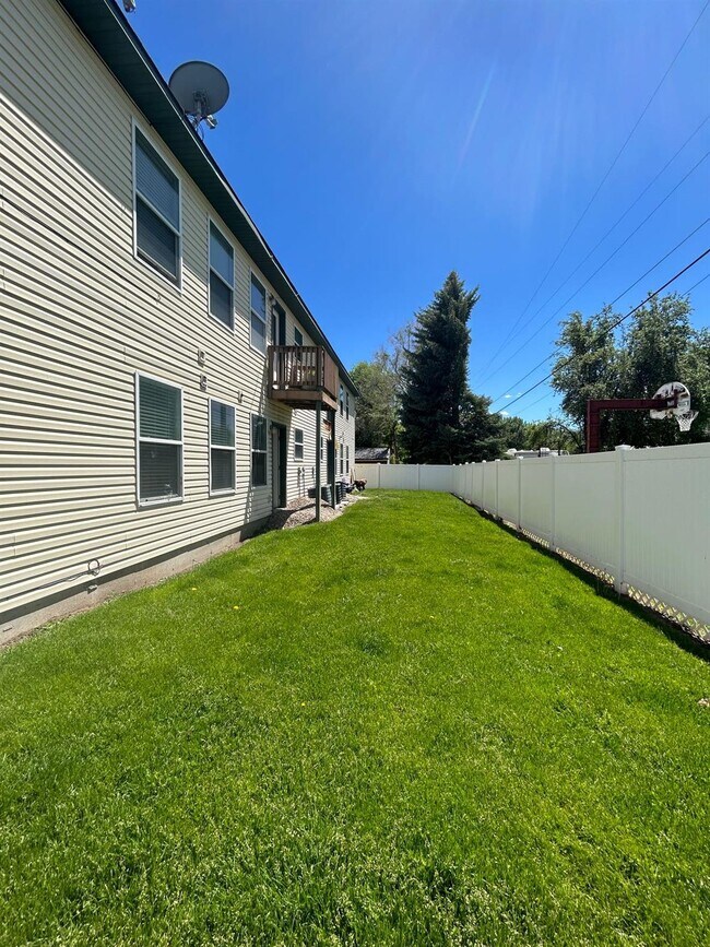 Building Photo - 465 Taft Ave