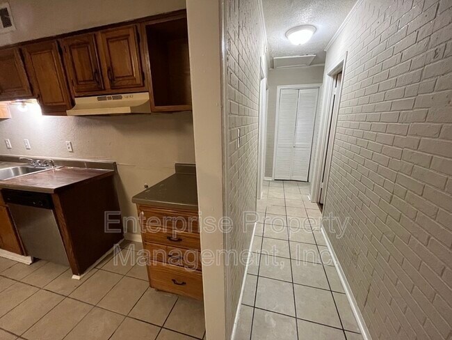 Building Photo - 424 Deerskin Dr