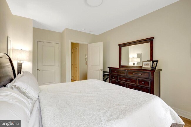 Building Photo - 8220 Crestwood Heights Dr