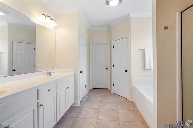 Building Photo - 14449 Royal Villa Dr