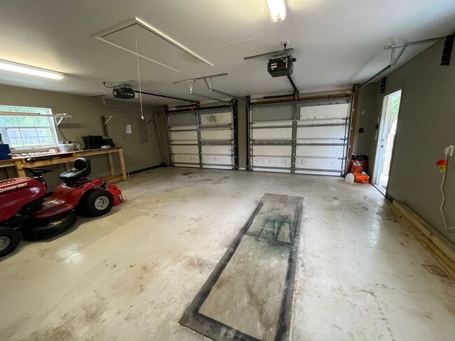 Building Photo - 3 Bedroom, 2 Bath home w/2 Car Garage on 5...