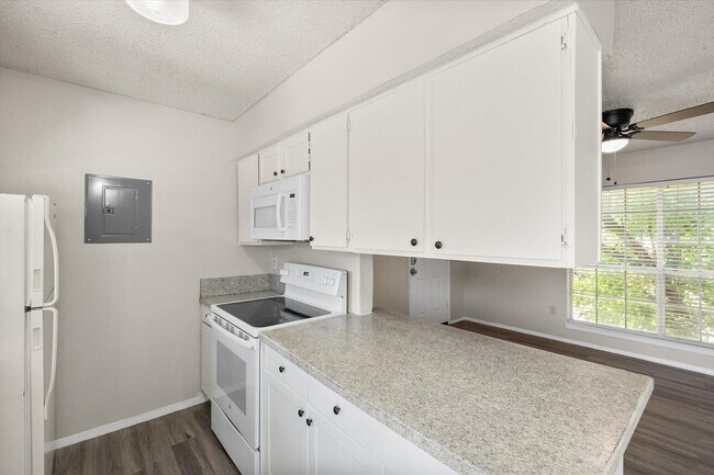Building Photo - 8000 Cambridge Cir