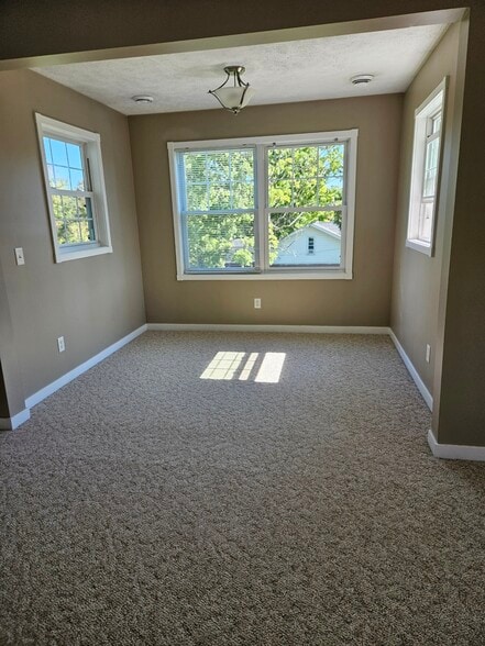 Dining area - 316 W Main St