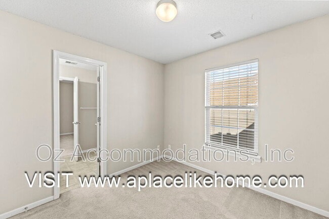 Building Photo - 2216 SW Rambling Vine Rd