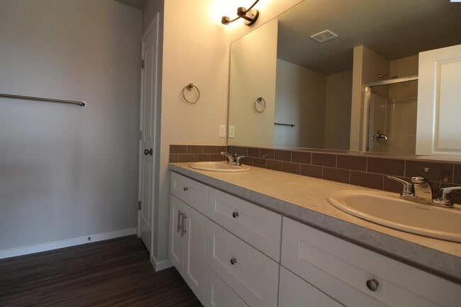 Building Photo - 3 Bed/2.5 Bath West Pasco Townhouse