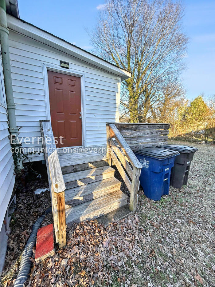 Building Photo - 613 N Jackson Ave