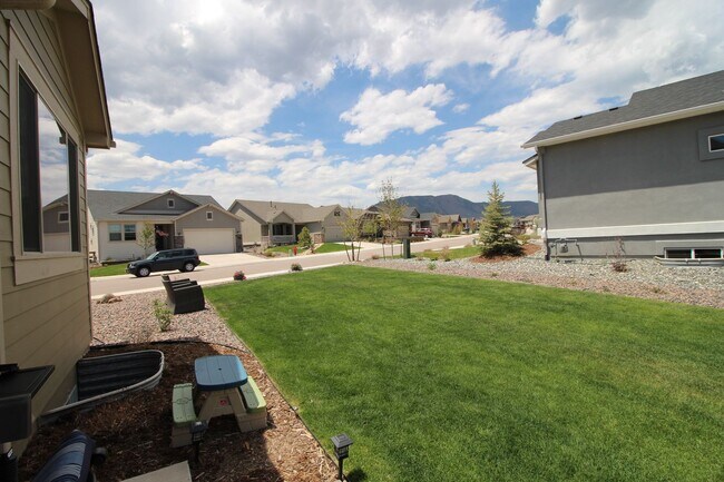 Building Photo - Amazing 4bdrm home in Forest Lakes