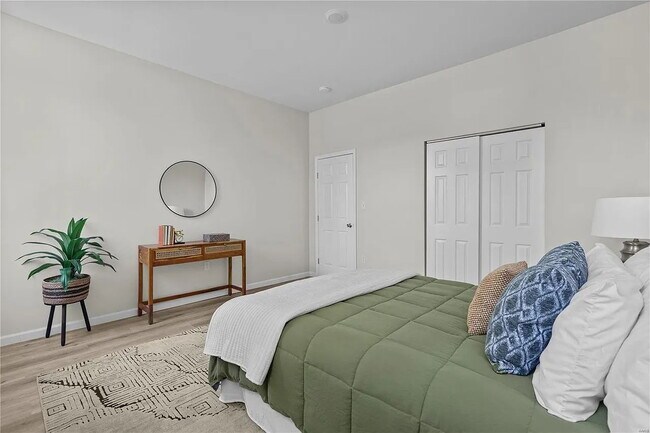 Building Photo - Gorgeous Three Bedrooms\ with IN-UNIT Laun...