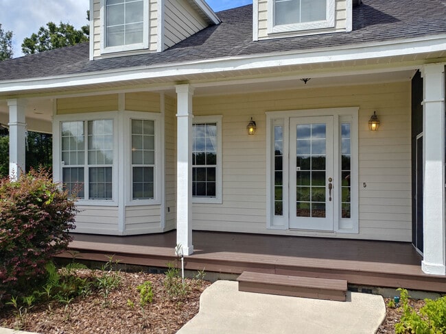 Building Photo - Idyllic Farmhouse in Newberry