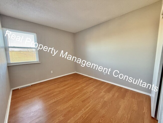 Building Photo - Updated 3-Bedroom Townhome Live Deposit Free with Obligo