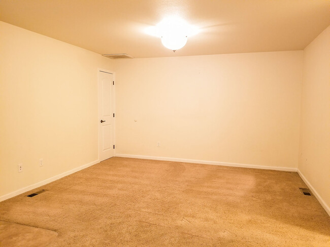 Building Photo - Cute, clean 2 bedroom downstairs apartment...