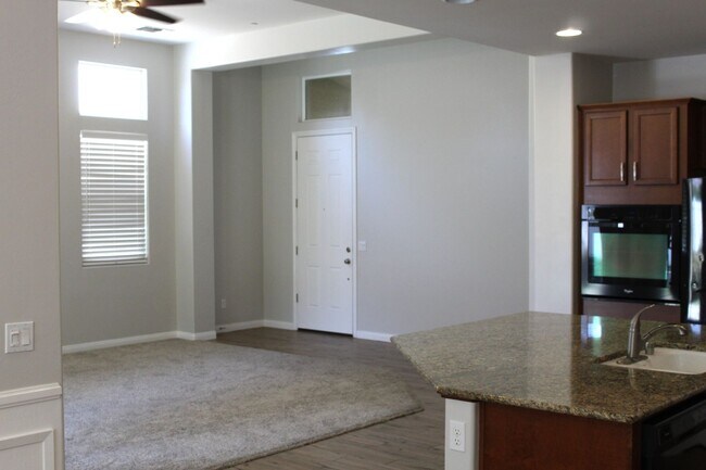 Building Photo - Northwest Bakersfield Home in the Village Green Community For Rent