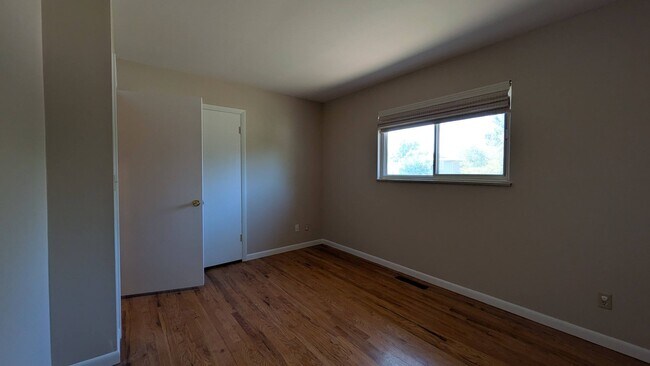 Building Photo - 4050 Hollow Rd