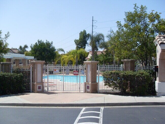 Building Photo - 2 BR / 2.5 BA 1420SQFT Chula Vista Apartment