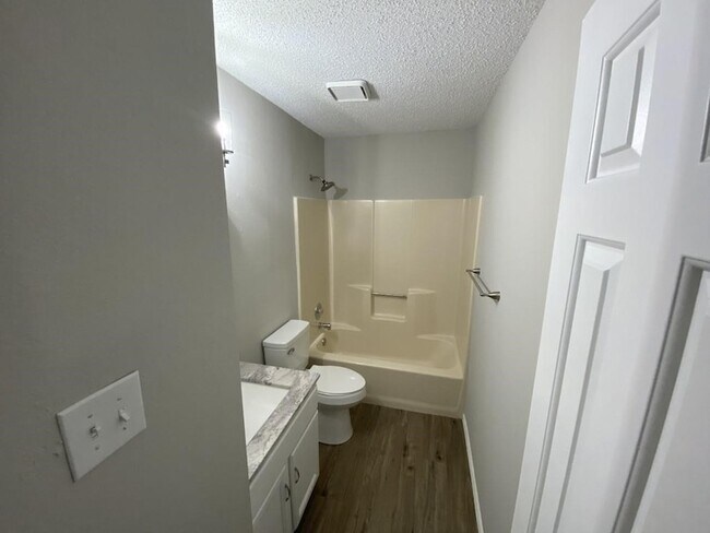 Building Photo - 1105 Montclair Dr
