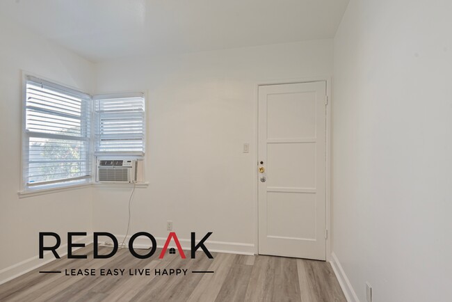 Building Photo - Bright and Welcoming One Bedroom Featuring...