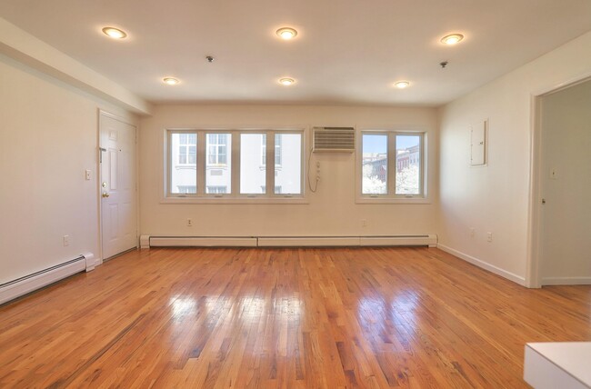 Building Photo - 632 Adams St