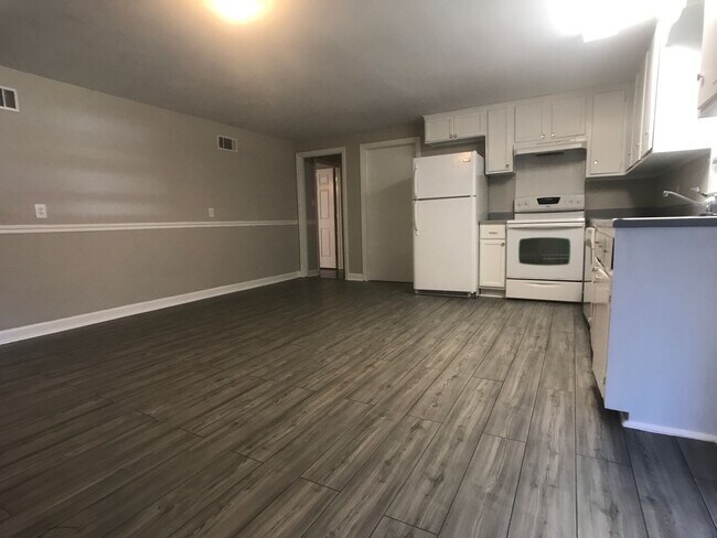 Building Photo - Spacious 3 Bed 1.5 Bath Home Near Hunter & Armstrong – No Deposit Special!