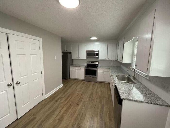 Building Photo - 3 Bedroom 2 Bath