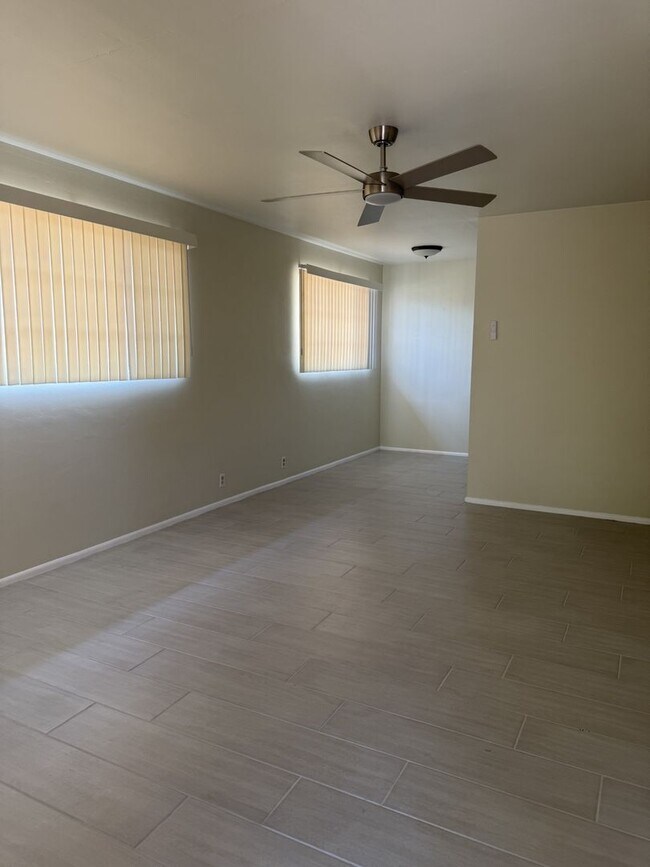 Building Photo - 2718 E Glenrosa Ave