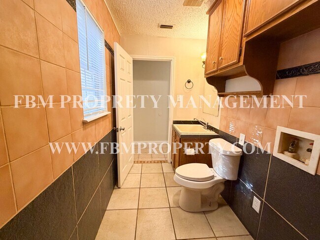 Building Photo - 2541 W Sycamore Ave