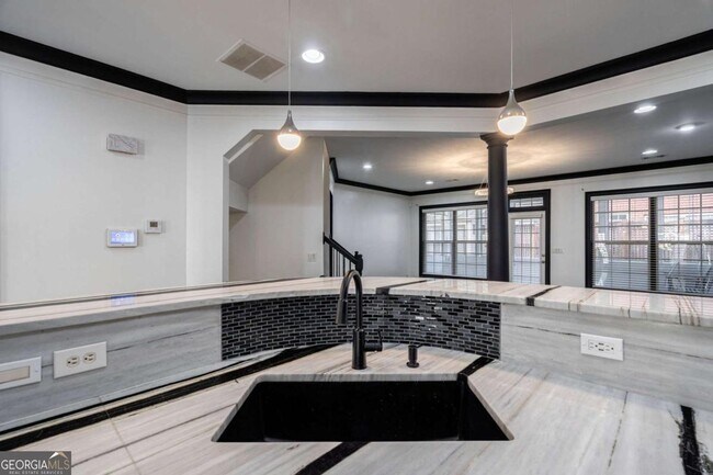 Building Photo - 2767 Durham Dr NE