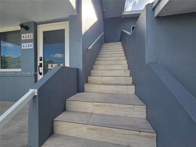 Building Photo - 6240 SW 21st St