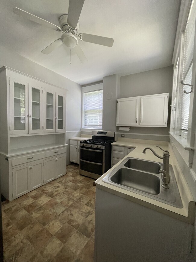 Building Photo - 2177 Baringer Ave