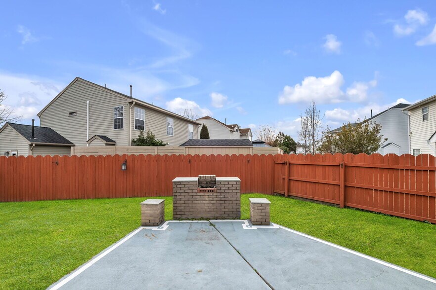 Building Photo - 3136 Sacramento Dr