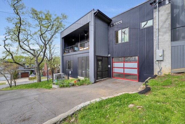 Building Photo - Custom-Built 4 Bed/ 2 Full + 2 Half Bath Modern Home at the base of Love Circle, Fully Furnished,...