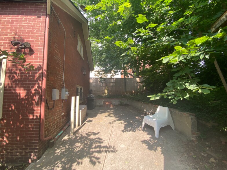 Building Photo - 2329 Park Ave