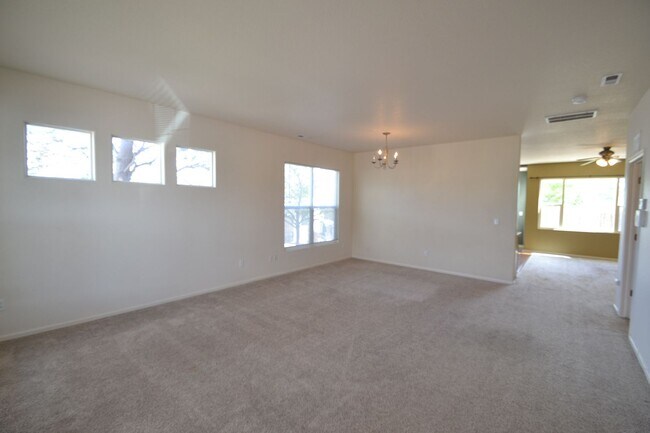 Building Photo - 3 Bedroom Townhome Available Now!