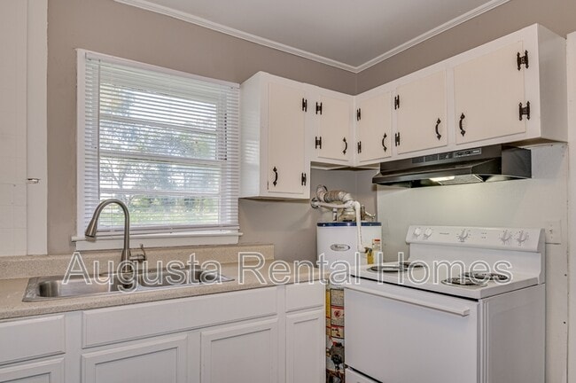 Building Photo - 128 E Hall St