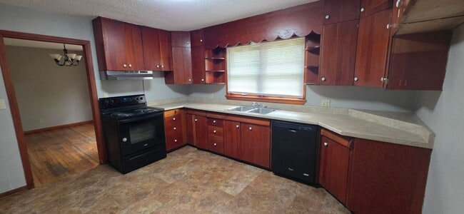 Building Photo - 3 Bedroom 2 Bath Carthage Stone Beauty! $1195