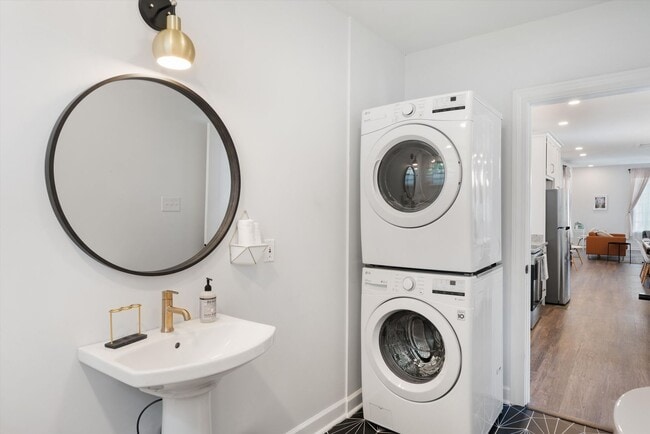 Building Photo - Recently updated and fully furnished Midto...
