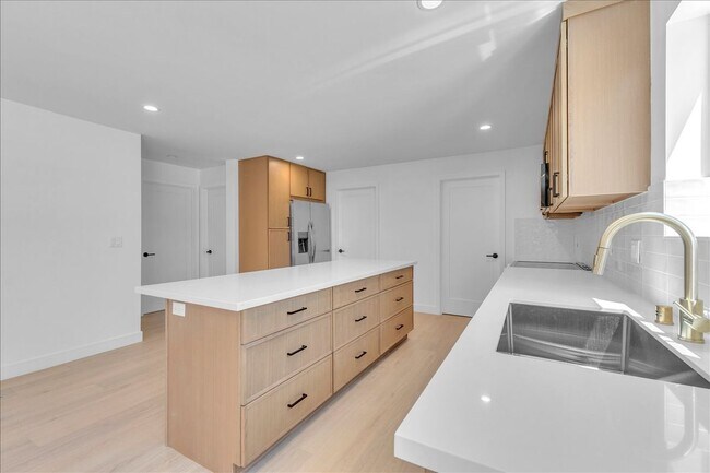 Building Photo - 6915 Encino Ave