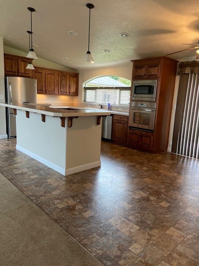 Building Photo - Hellgate Elementary School Area - 3 Bed, 2 Bath, Garage and a Fenced Yard