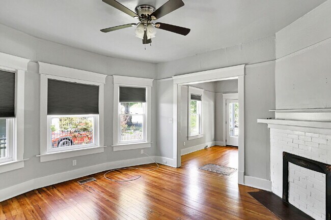 Building Photo - 4 bedroom 3 bath Springfield home
