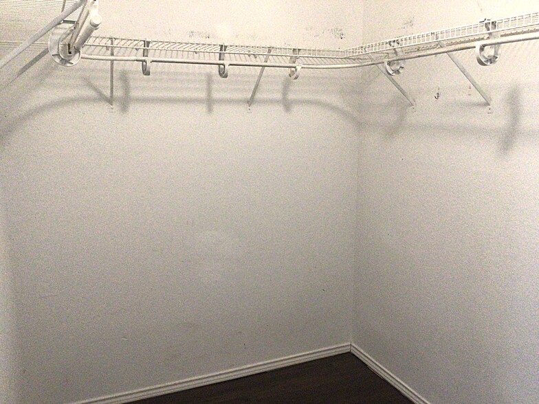 Building Photo - 702 Castlewick Ct