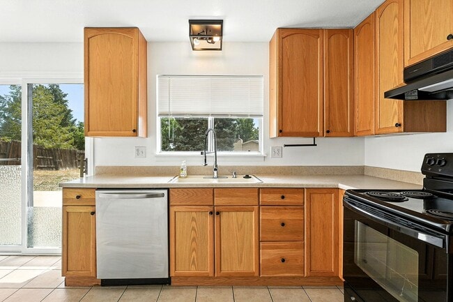 Building Photo - Spacious Tri-Level Home on Corner Lot – Av...