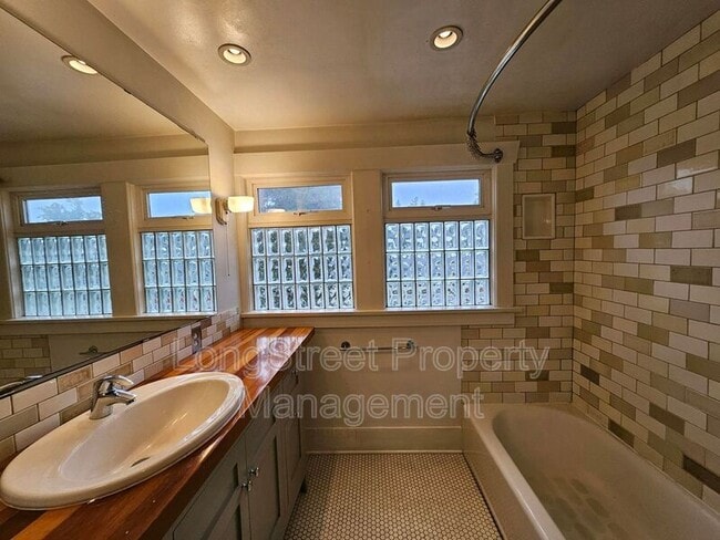 Building Photo - 636 N Shaver St