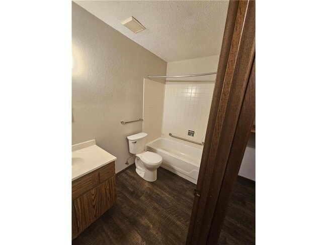 Building Photo - 551 Lakeview Rd