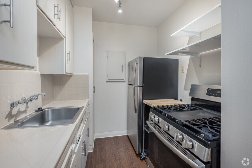 1BR, 1BA - 650SF - Kitchen - 1510 18th St